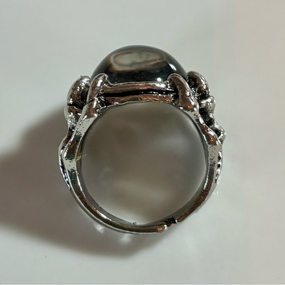 Silvertone Fashion Goth Dragon’s Eye Ring Mounted in Skeletal Hands Adj. 9 1\2+ - Picture 3 of 5